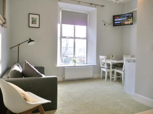 uma sala de estar com um sofá e uma mesa em Donnybrook Townhouse em Dublin