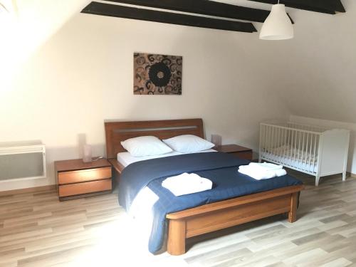 Postel nebo postele na pokoji v ubytování Aux deux hirondelles