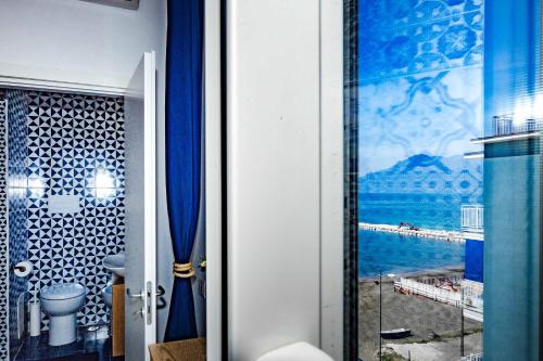 Ένα μπάνιο στο On the beach Sea-view&Kitchen In Room