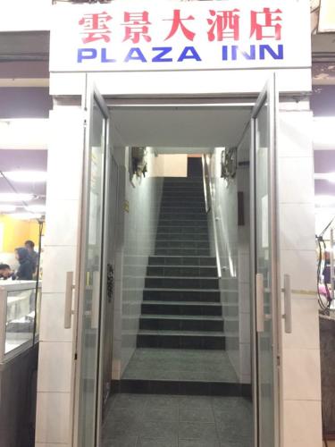 シブにあるPlaza Innの看板のある建物へ続く階段