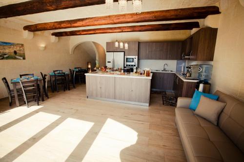 Kuchyň nebo kuchyňský kout v ubytování Soleil B&B Gozo