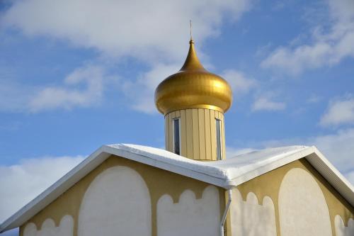 a church with a gold dome on top of it at Hotel Golden Dome Iisalmi in Iisalmi
