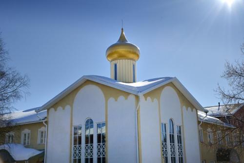 a church with a gold dome on top of it at Hotel Golden Dome Iisalmi in Iisalmi