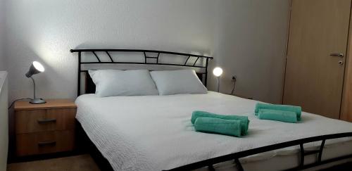 Säng eller sängar i ett rum på Apartmani Bilić