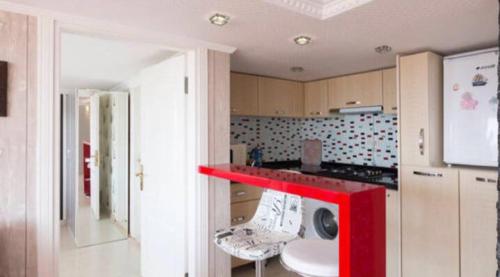 伊斯坦堡的住宿－Front of Sea View Apartments Sultanahmet SEA VIEW，一间厨房,在房间内配有红色台面