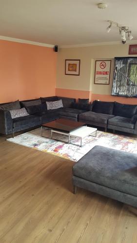 sala de estar con sofá y mesa de centro en Hotel Crowded House, en Eceabat