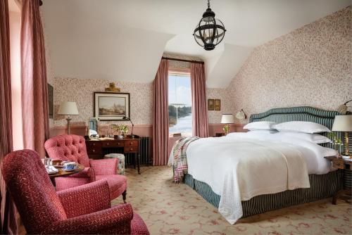 Кровать или кровати в номере Ballynahinch Castle Hotel