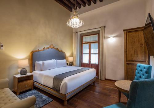 A bed or beds in a room at Hotel Casa Monarca