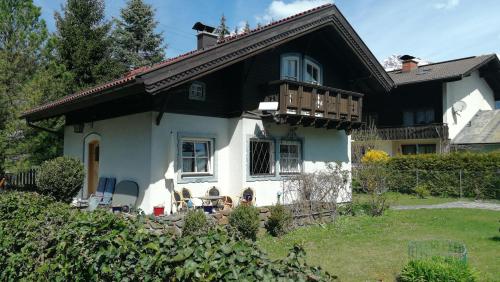 Un jardín fuera de Rosis Cottage