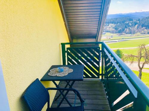 un tavolo e sedie sul balcone di una casa di Haus Dietrich am Red Bull Ring a Spielberg