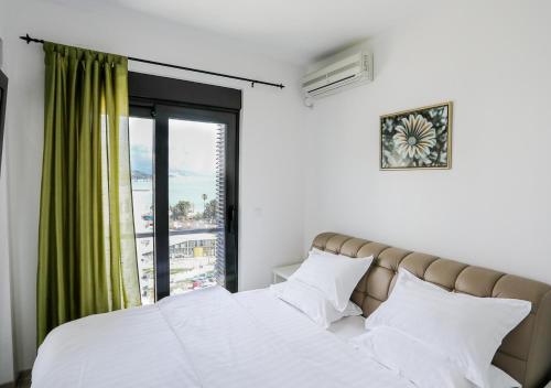 Giường trong phòng chung tại Budva Bay Breeze Apartments
