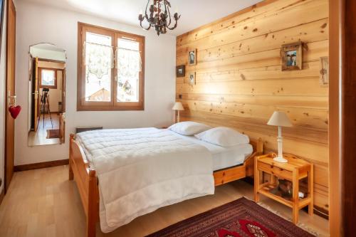 モルジヌにあるMarquis 8の木製の壁のベッドルーム1室(ベッド1台付)
