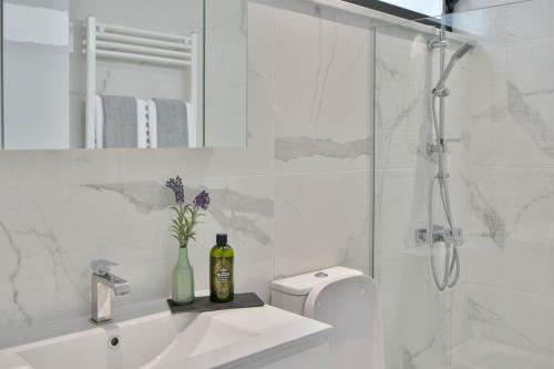 Bathroom sa Phaedrus Living Seaview Luxury Flat Marina Court 213