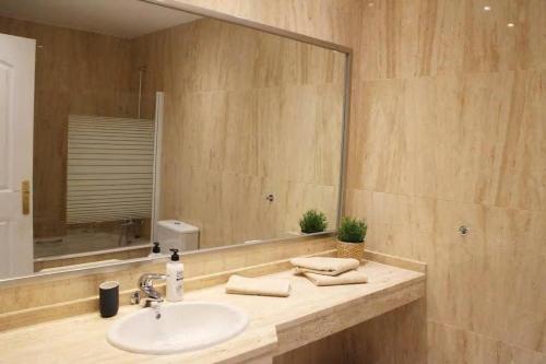 y baño con lavabo y espejo. en REF 12 Luxury Aparment with views, en Marbella