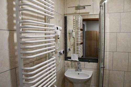 A bathroom at H-Odra Nowa Sól