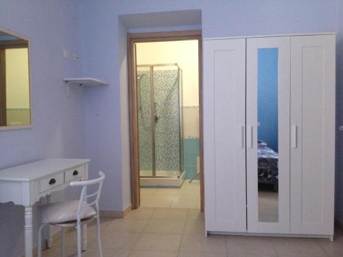 Habitación con escritorio, mesa y puerta en Ampio appartamento Sulcis Iglesiente Sardegna, en Gonnesa