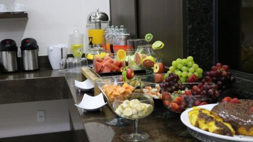 a table with a bunch of different types of fruit at Café Palace Hotel in Três Pontas