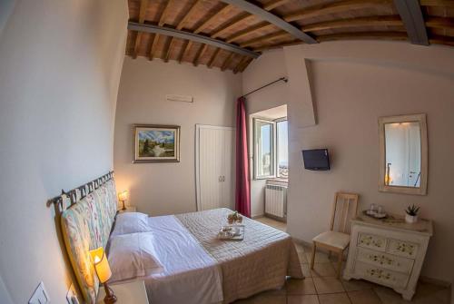 Un pat sau paturi într-o cameră la I Terzi Di Siena - Rooms Only