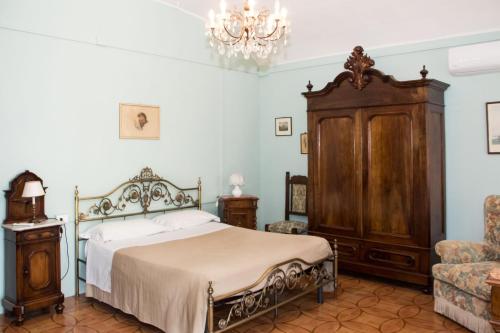 a bedroom with a bed and a chair at Casa Del Grande Vecchio in Airasca