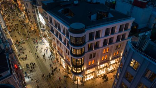 una vista aérea de un edificio en una ciudad por la noche en Sentire Hotels & Residences, en Estambul