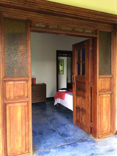 an open door to a bedroom with a bed at Finca Hotel Brasilia in La Tebaida