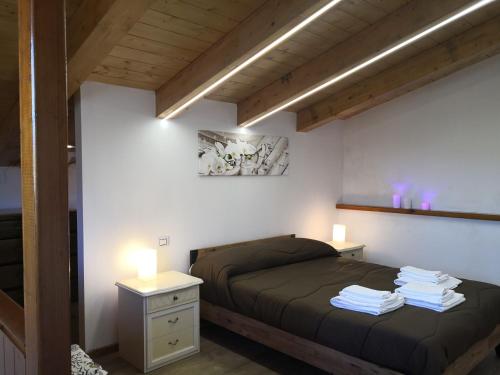 um quarto com uma cama e uma mesa com 2 candeeiros em Il Quadrifoglio em Massa Lubrense