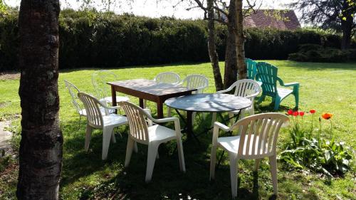 a group of tables and chairs in a yard at Gite de Chassigny in Avallon