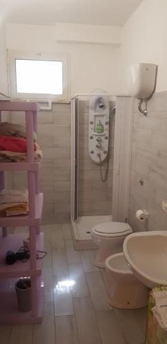 y baño con 2 aseos y ducha. en King Apartment, en Torino di Sangro