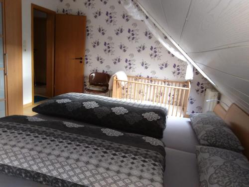 um quarto com 2 camas e uma escada em FEWO 67 em Kleve