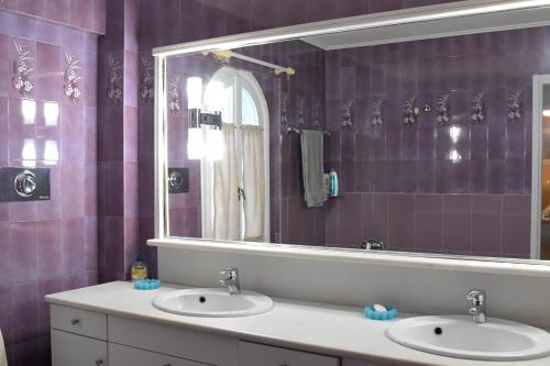 ein Badezimmer mit zwei Waschbecken und einem großen Spiegel in der Unterkunft Priamos Kalitehnoupoli in Rafina