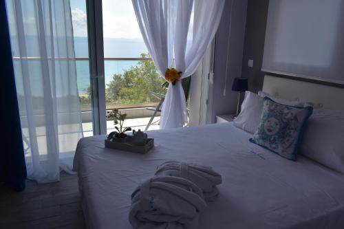 Een bed of bedden in een kamer bij Akti Alegra In Front The Beach