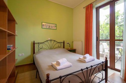 um quarto com uma cama com toalhas em Laconian Collection : Harision Residence : em Sparti