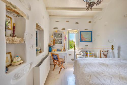 1 dormitorio con cama, lavabo y bañera en MEGAS GIALOS HARMONY, en Megas Gialos - Nites