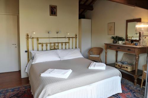 ヴィチェンツァにあるB&B Vicenza San Roccoのベッドルーム1室(ベッド1台、タオル2枚付)