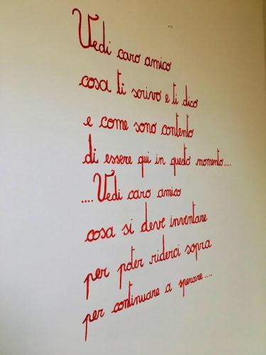 a handwritten letter on a white board with handwriting at Hotel Royal in San Benedetto del Tronto