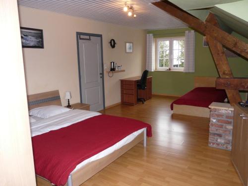 - une chambre avec un grand lit et une fenêtre dans l'établissement Auberge Grill Le Freyr, à Dinant