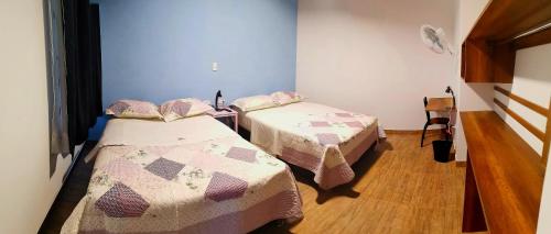 a room with two beds in a room at Hotel Villa Jazmin in Ica