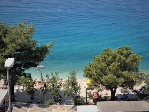 a view of a beach with people in the water at Apartments Nevenka i Josko in Tučepi