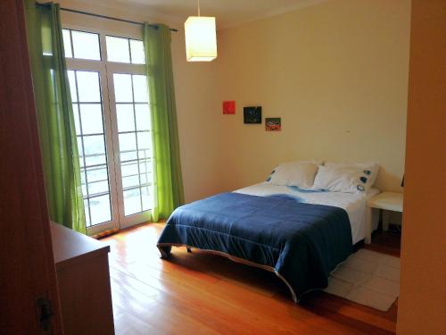 una camera con un letto e una grande finestra di Casa do Vale a São Vicente