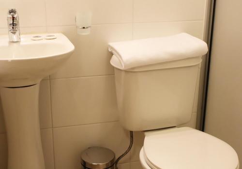 A bathroom at Hotel Romano