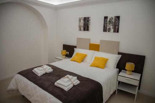1 dormitorio con 1 cama con toallas en LA CIVITA B&B, en Gravina in Puglia