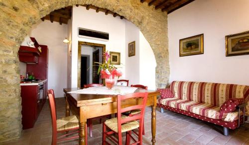 a living room with a table and a couch at Dolce Vita in Campiglia Marittima