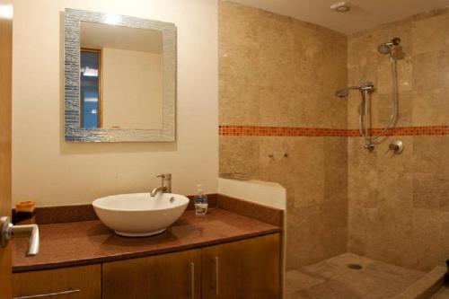 y baño con lavabo y ducha. en Family Friendly 3 Rooms Apartment, en Ciudad de México
