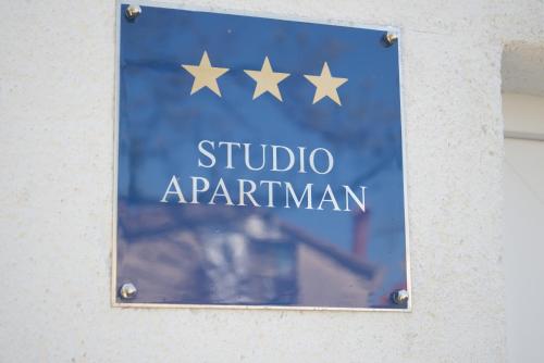 Sijil, anugerah, tanda atau dokumen lain yang dipamerkan di Apartment Lara