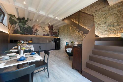 un restaurant avec un escalier, une table et des chaises dans l'établissement Bed & Breakfast Bure Alto, à San Pietro in Cariano