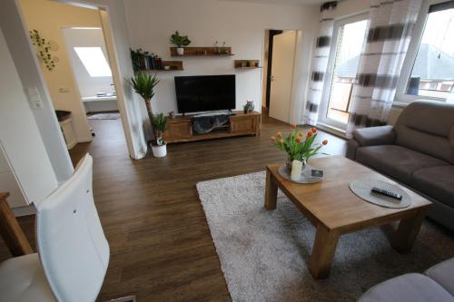 ein Wohnzimmer mit einem Sofa und einem Couchtisch in der Unterkunft Ferienwohnung Am See in Rhauderfehn