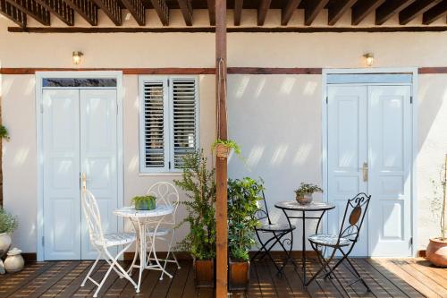 un patio con mesa y sillas en una terraza en Saint Anna Akko, en Acre
