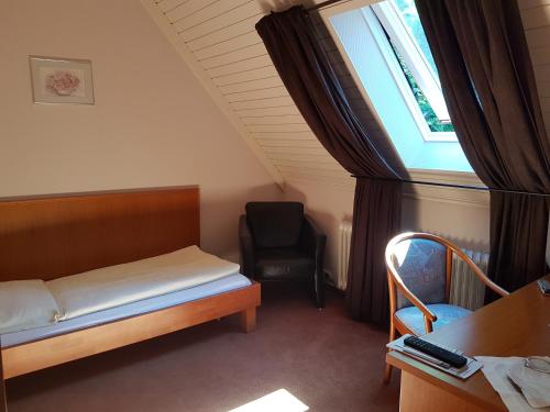 Tempat tidur dalam kamar di Hotel Restaurant Klostermühle