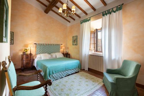 A seating area at Chiarentana di Donata Origo