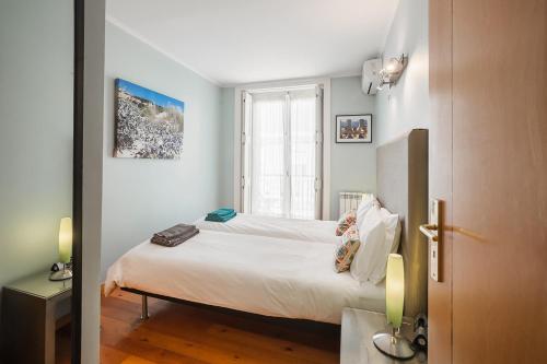 een kleine slaapkamer met een bed en een raam bij LV Premier Apartments Baixa- PR in Lissabon